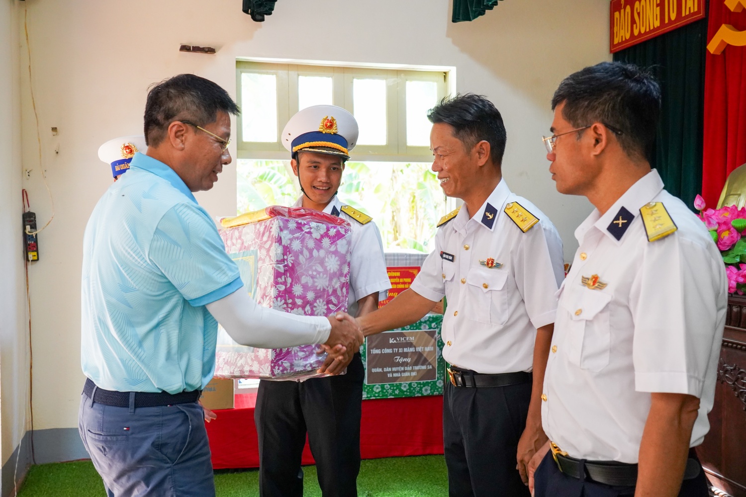 Petrovietnam thăm, động viên cán bộ chiến sĩ, người dân tại huyện đảo Trường Sa và Nhà Giàn DK-I/20”