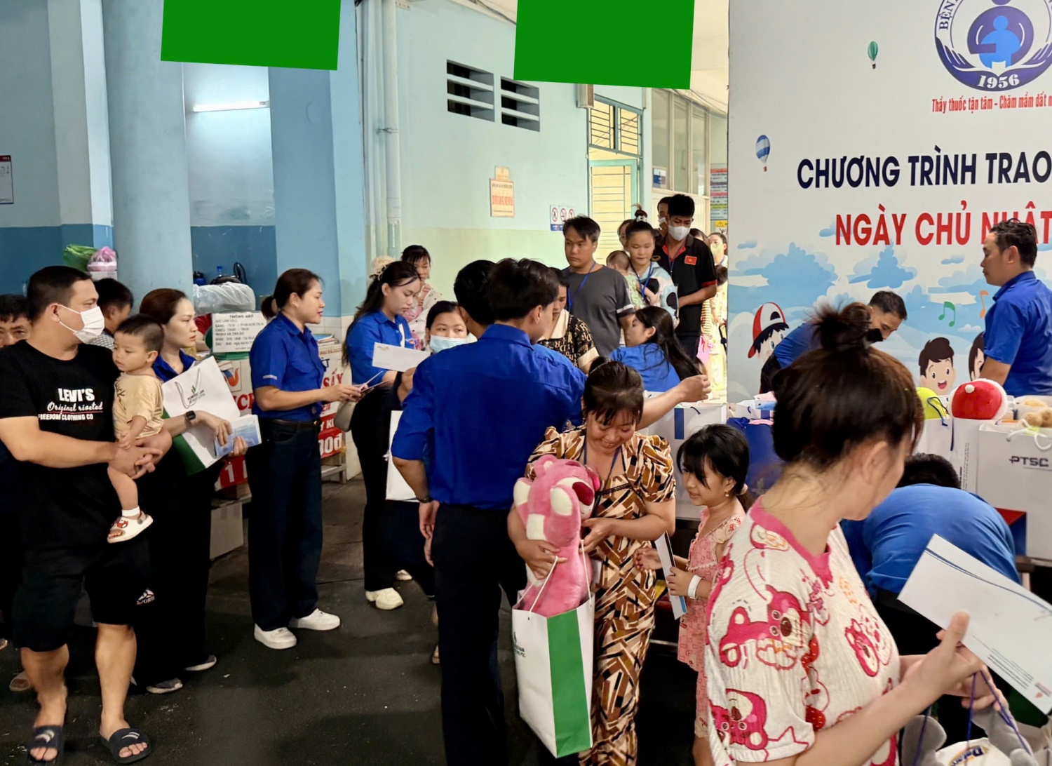 Tuổi trẻ Petrovietnam trao 200 phần quà 1/6 cho bệnh nhi Bệnh viện Nhi đồng 1”