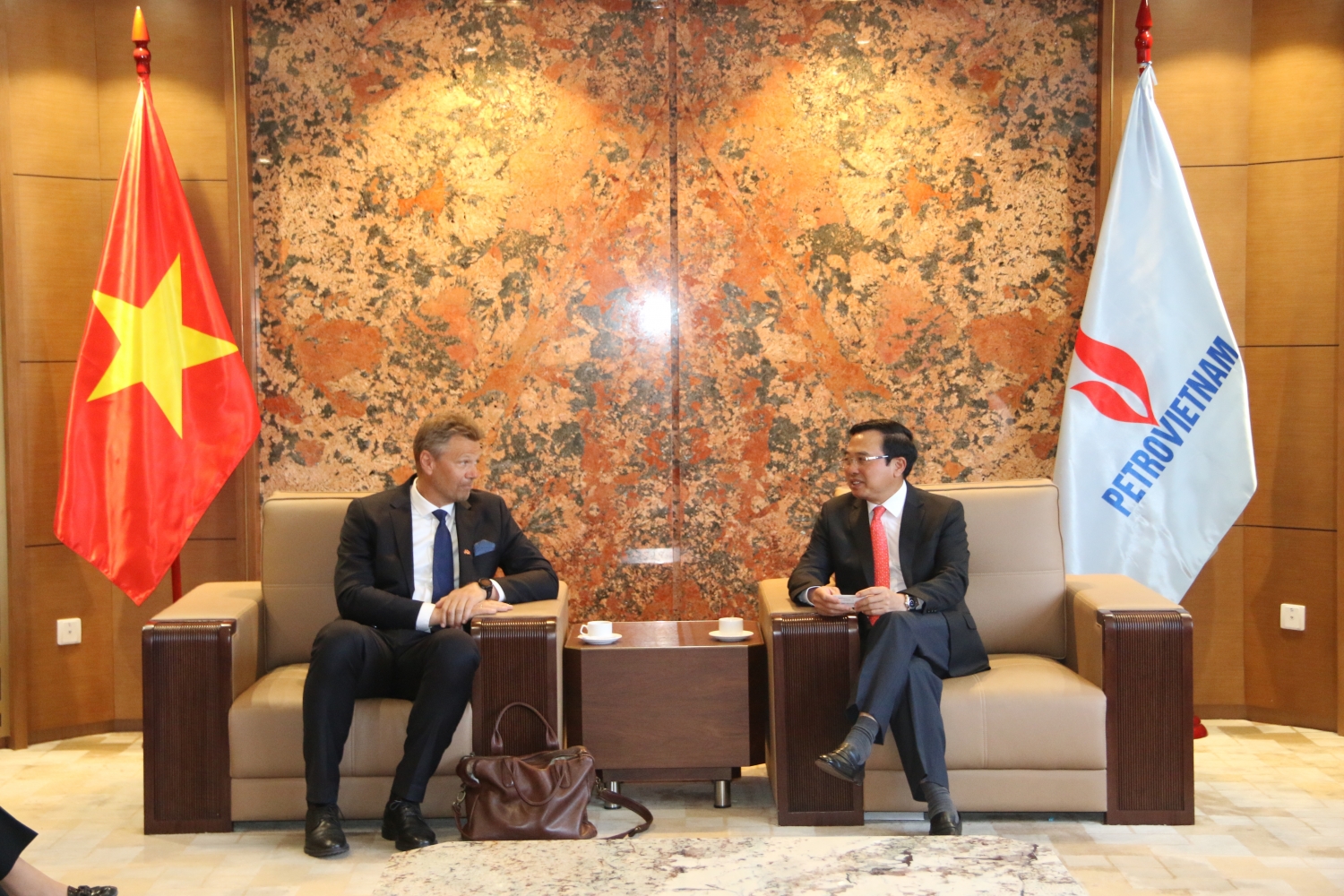 Petrovietnam Chairman of the Board of Directors Hoang Quoc Vuong receives Equinor leader